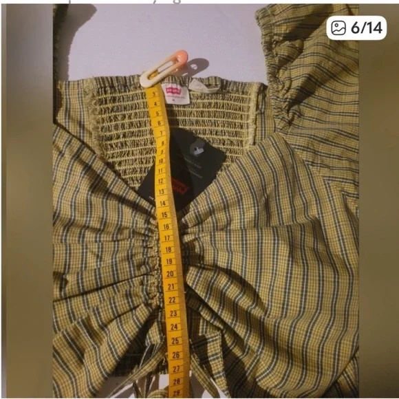 NWT Levi's Yellow
Striped Ruched
Crop Blouse size Medium - Picture 4 of 12